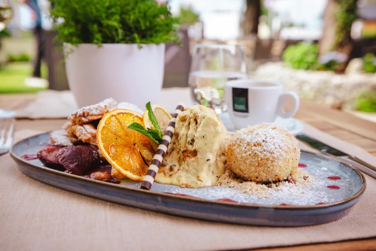 Hotel Kaiserhof Anif 3*,